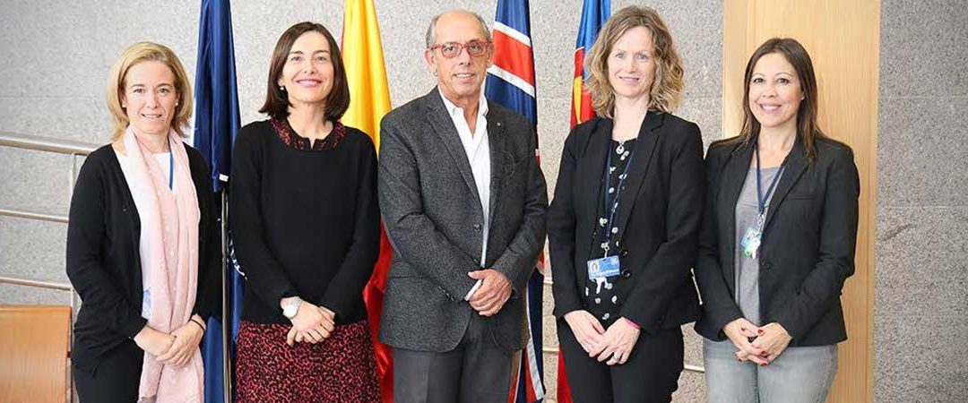 El colegio británico Caxton College recibe la visita del pediatra Fernando García-Sala