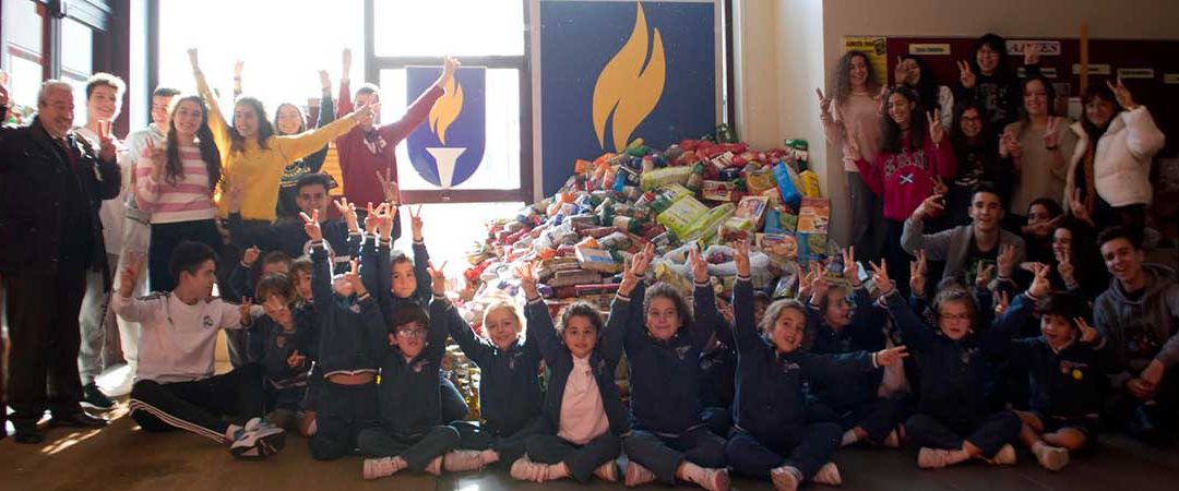 Alumnos del colegio Manuel Peleteiro reúnen una tonelada de alimentos en 48 horas