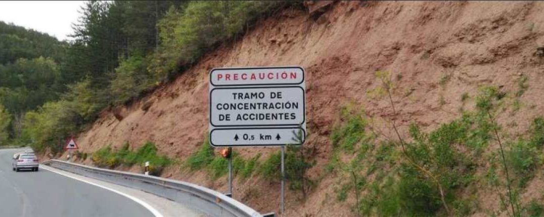 PONLE FRENO coloca ramos de flores en puntos negros en su lucha por reducir las víctimas por accidentes de tráfico