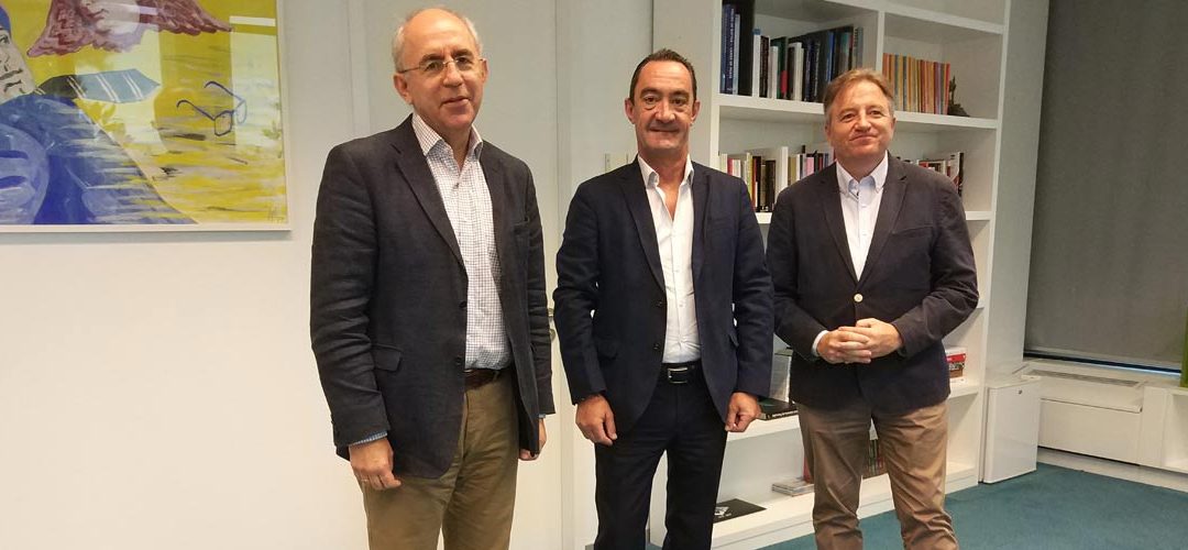 El presidente de ACADE se reúne con el director de El Mundo