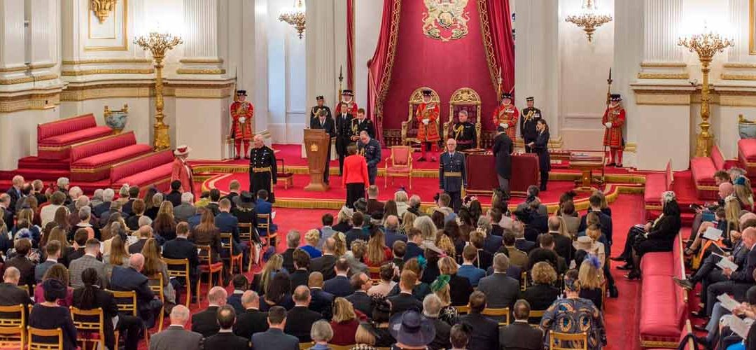La fundadora del The British School of Barcelona es investida por el duque de Cambridge con la Orden del Imperio Británico