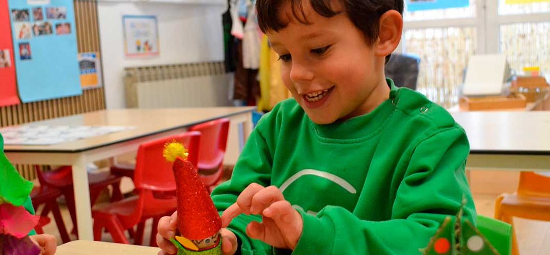 Manualidades con propósito: arte navideño que potencia creatividad, motricidad y sostenibilidad
