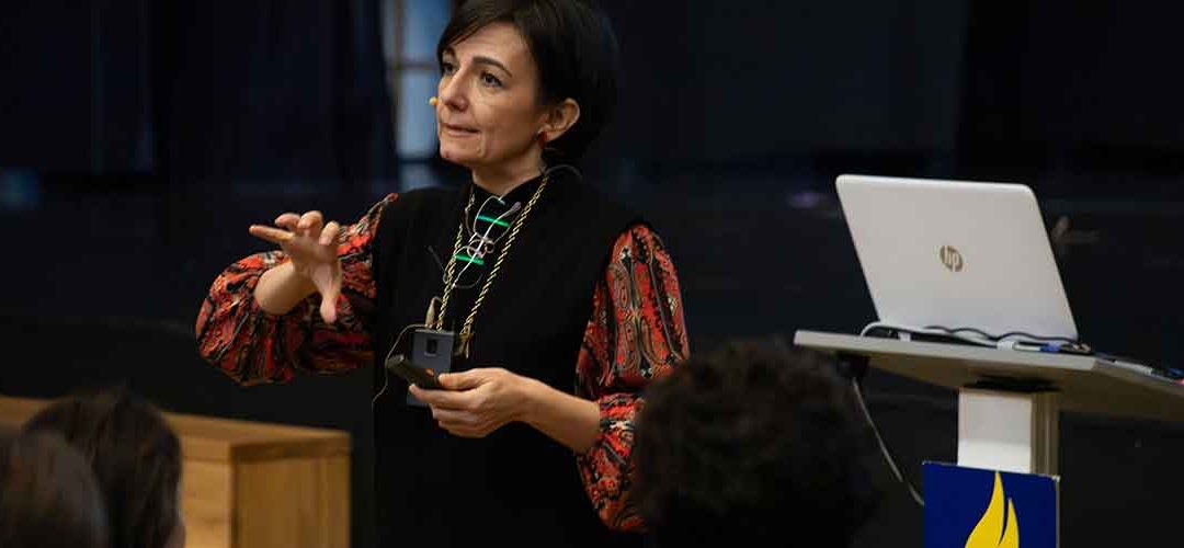La psicóloga Belén Montesa trata la educación afectiva-sexual con familias en el Colegio Manuel Peleteiro